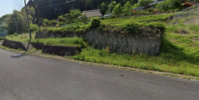 売土地　岐阜県恵那市串原の外観|緑豊かな自然に包まれた、開放感あふれる売土地です。道路面より一段高くなっているため、プライバシーも確保しやすい立地です。周囲はのどかな住環境が広がり、四季の移ろいを身近に感じられるロケーションです。