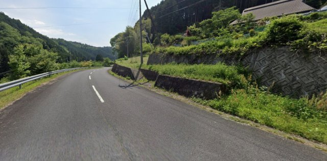 売土地　岐阜県恵那市串原の外観|緩やかにカーブする前面道路は見通しも良く、開放感のあるロケーションが魅力です。周囲には山々の景色が広がり、季節ごとの表情を楽しみながら穏やかな暮らしを実現。静かで安心感のある住環境となっています。