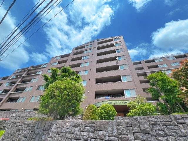 【外観】 | コアマンション春日ネクステージ☆仲介手数料無料☆ | ゲストを招待したくなるような端正な佇まいが魅力です。ぜひ現地で、その管理の質の良さを実感してください。