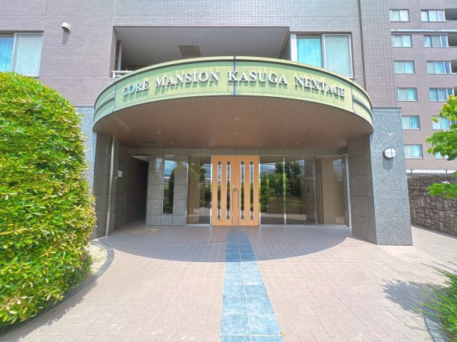 【エントランス】 | コアマンション春日ネクステージ☆仲介手数料無料☆ | 管理体制が良好で、エントランスや廊下などの共用部分は常にきれいに保たれています。住まう方の満足度を高める、落ち着きと気品に満ちた住環境です。