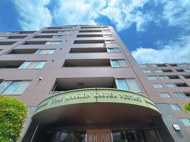 【外観】 | コアマンション春日ネクステージ☆仲介手数料無料☆ | 大通りから一歩入った、静かで落ち着いた住宅エリアに位置しています。周辺は街灯も整備されており、夜間の帰宅も安心。都会の喧騒を離れ、心地よい暮らしを実現できます。
