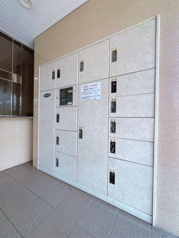 【その他】 | コアマンション春日ネクステージ☆仲介手数料無料☆ | 帰宅が遅い日や、手が離せないテレワーク中も、荷物をしっかりキャッチ。再配達のストレスから解放され、スマートな暮らしを実現します。暮らしの質をワンランク上げる必須設備です。