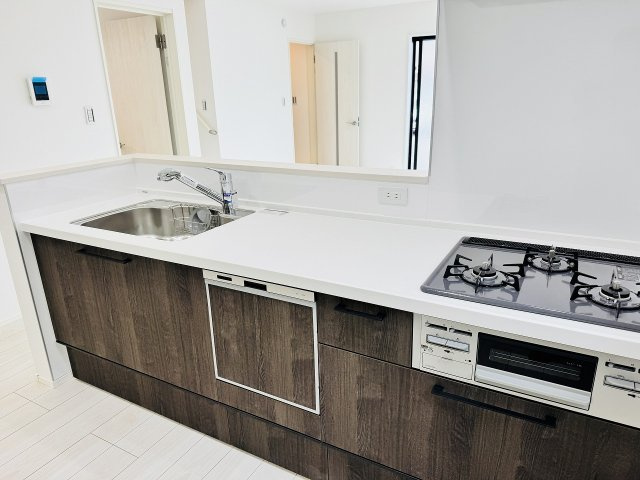 八王子市　片倉町　新築一戸建て　１期の内装|～リビング側にいる家族とのコミュニケーションもとりやすいキッチン～