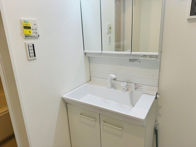八王子市　片倉町　新築一戸建て　１期の独立洗面台|～３面鏡付きの独立洗面台　細々している物をスッキリ収納出来ます～