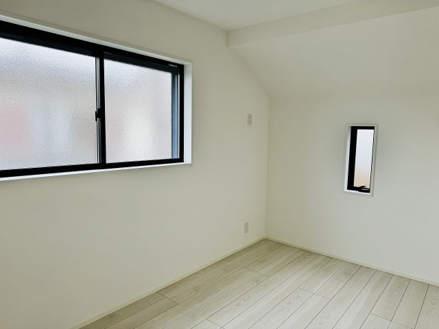 八王子市　片倉町　新築一戸建て　１期の洋室|～2階5.1帖の洋室　2面採光で明るく風通しの良いお部屋です～