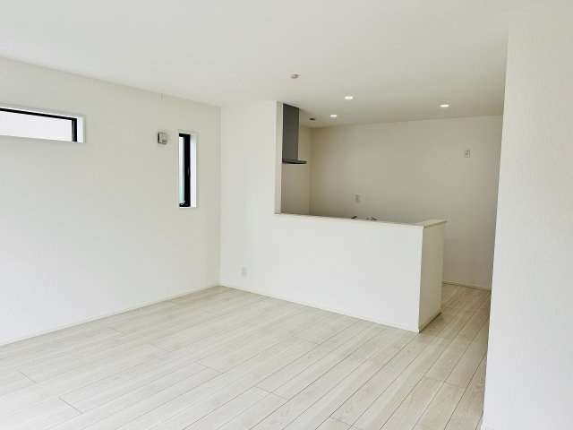 八王子市　片倉町　新築一戸建て　１期の居間・リビング|～15.9帖の明るいLDKで家族団欒の時間をお過ごしいただけます～