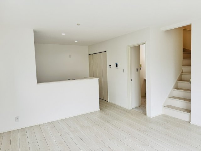 八王子市　片倉町　新築一戸建て　１期の居間・リビング|～15.9帖の明るいLDKで家族団欒の時間をお過ごしいただけます～