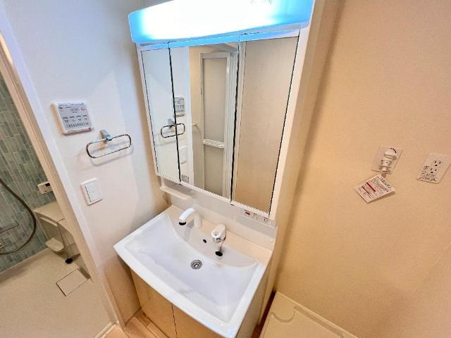 Kukui Komohanaの洗面所|洗髪洗面化粧台