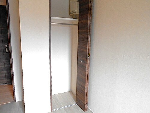 ライオンズ国泰寺グランアクシスの収納|洋室（約5.5畳）のクロゼット　※2021年5月撮影