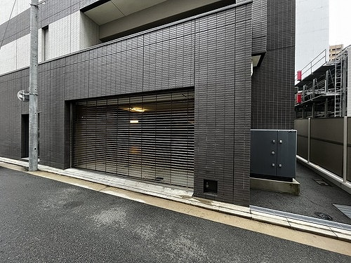 ライオンズ国泰寺グランアクシスの駐車場|敷地内駐車場ゲート　※2023年7月撮影