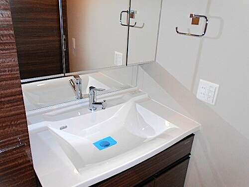 ライオンズ国泰寺グランアクシスの洗面所|三面鏡付き洗面化粧台　※2021年5月撮影