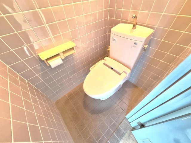 【トイレ】 | 東日暮里1丁目　鉄骨造4階建 | 三ノ輪駅徒歩5分！建物面積136.68㎡と広々、ルーフバルコニー付きです♪ビルドイン車庫利用可能、小運搬エレベーター付き。室内残置物撤去後のお引渡しです♪
