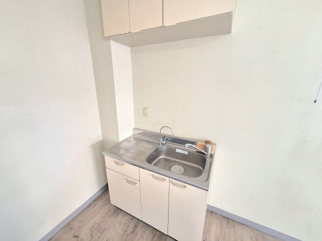 【キッチン】 | 東日暮里1丁目　鉄骨造4階建 | 三ノ輪駅徒歩5分！建物面積136.68㎡と広々、ルーフバルコニー付きです♪ビルドイン車庫利用可能、小運搬エレベーター付き。室内残置物撤去後のお引渡しです♪