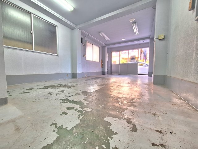 【駐車場】 | 東日暮里1丁目　鉄骨造4階建 | 三ノ輪駅徒歩5分！建物面積136.68㎡と広々、ルーフバルコニー付きです♪ビルドイン車庫利用可能、小運搬エレベーター付き。室内残置物撤去後のお引渡しです♪