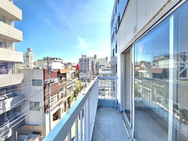 【バルコニー】 | 東日暮里1丁目　鉄骨造4階建 | 三ノ輪駅徒歩5分！建物面積136.68㎡と広々、ルーフバルコニー付きです♪ビルドイン車庫利用可能、小運搬エレベーター付き。室内残置物撤去後のお引渡しです♪