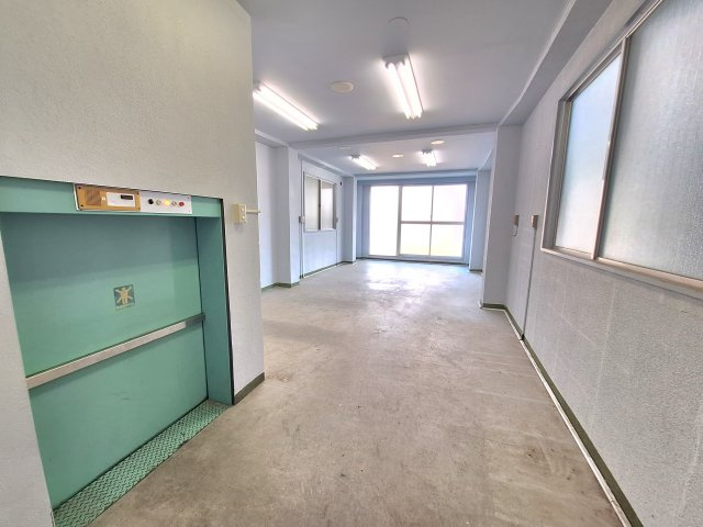 【洋室】 | 東日暮里1丁目　鉄骨造4階建 | 三ノ輪駅徒歩5分！建物面積136.68㎡と広々、ルーフバルコニー付きです♪ビルドイン車庫利用可能、小運搬エレベーター付き。室内残置物撤去後のお引渡しです♪