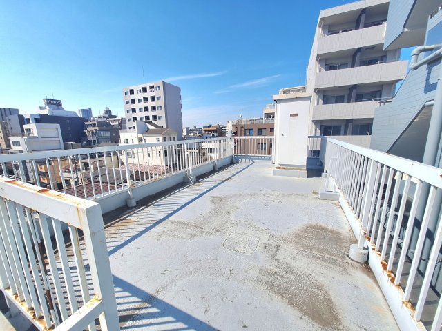 【バルコニー】 | 東日暮里1丁目　鉄骨造4階建 | 三ノ輪駅徒歩5分！建物面積136.68㎡と広々、ルーフバルコニー付きです♪ビルドイン車庫利用可能、小運搬エレベーター付き。室内残置物撤去後のお引渡しです♪