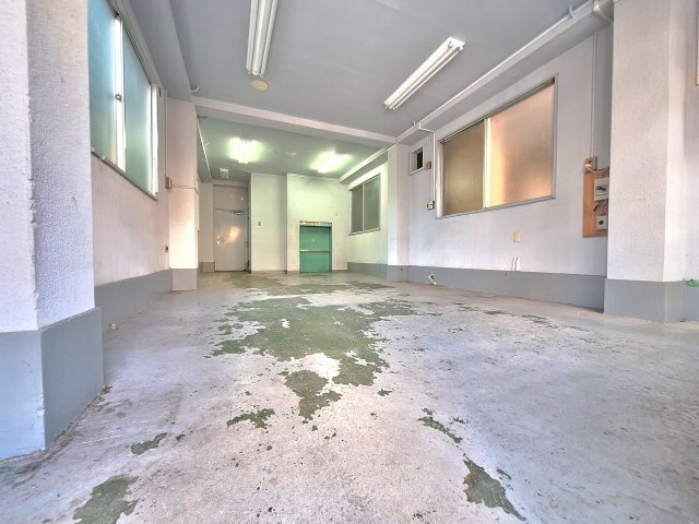 【駐車場】 | 東日暮里1丁目　鉄骨造4階建 | 三ノ輪駅徒歩5分！建物面積136.68㎡と広々、ルーフバルコニー付きです♪ビルドイン車庫利用可能、小運搬エレベーター付き。室内残置物撤去後のお引渡しです♪