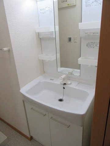 リバーサイド・ハーモニー　Ｂの洗面所|ゆったりとスペースのある洗面所