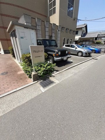 プロムナードの駐車場|車をお持ちの方に嬉しい駐車場付きの物件です
