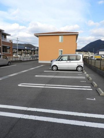 セイバリー　Ｍの駐車場|車をお持ちの方に嬉しい駐車場付きの物件です