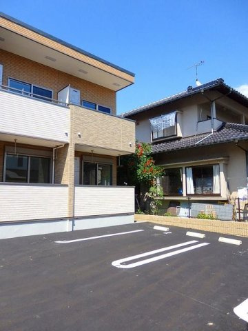 メゾンパルフェⅢの駐車場|車をお持ちの方に嬉しい駐車場付きの物件です