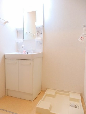 メゾンパルフェⅢの洗面所|明るい洗面所です