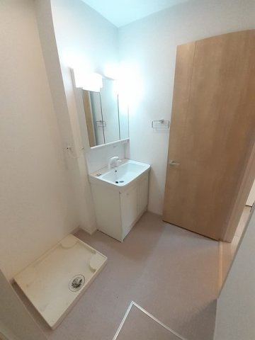 Ｏｆｆｉｎｇの洗面所|明るい洗面所です