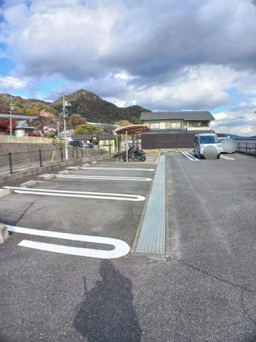 サンフィールドの駐車場|駐車スペースもあります