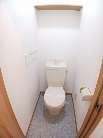 サンフィールドのトイレ|落ち着いた色調のトイレです