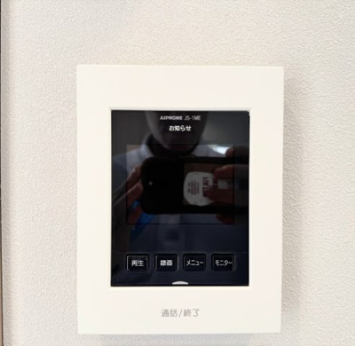 【防犯設備】 | グリーンコーポ鶴見 | モデルハウス写真◆玄関に行かなくても来訪者が確認でき、ハンズフリーで会話をすることが出来ます。モニターを確認する事によって防犯効果も高まります。