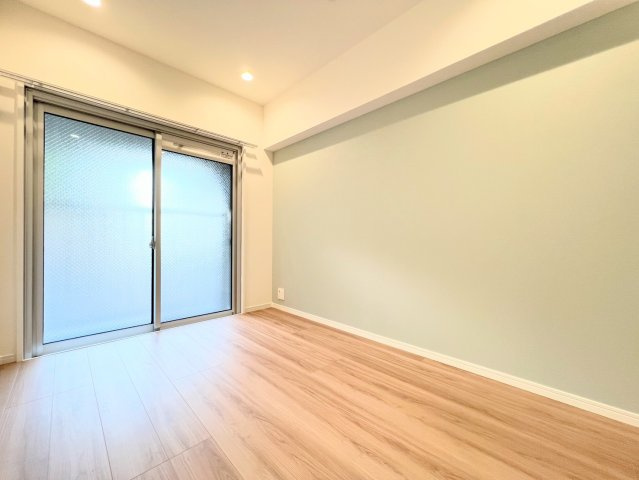 【洋室】 | グリーンコーポ鶴見 | ◆柔らかい陽光が差し込む明るいお部屋を演出する設計。彩光の取れる窓が気持ちの良いお部屋を創り上げます。