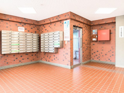 【エントランス】 | グリーンコーポ鶴見 | ◆その邸が魅せる、気品・上質・重厚感・極細やかさ、そのすべては訪れた者に安らぎと品性を与える特別な空間です。ここに住むからこそ意味がある。すべての（始まり）をここから迎えます。