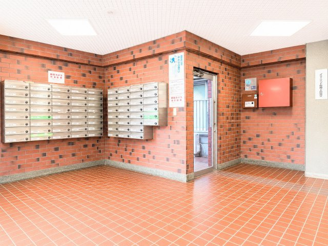【エントランス】 | グリーンコーポ鶴見 | ◆その邸が魅せる、気品・上質・重厚感・極細やかさ、そのすべては訪れた者に安らぎと品性を与える特別な空間です。ここに住むからこそ意味がある。すべての（始まり）をここから迎えます。
