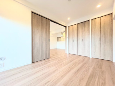 【洋室】 | グリーンコーポ鶴見 | ◆室内はいつも明るい印象なので気持ちの良い朝を迎えられます。各部屋にはクローゼットを完備しており、収納が多いお家はすっきりして快適空間です。