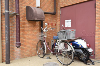 【駐車場】 | バイク置き場。空き区画の有無や駐輪料金、サイズおよび排気量規定などについては、改めてお問い合わせください。～即日のご見学可能～　お問合せはお気軽にどうぞ。
