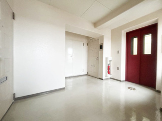 【その他共用部分】 | 共用廊下です。ここもきれいに清掃されています。周囲のお部屋の様子も、ぜひ伺ってみてください。～即日のご見学可能～　お問合せはお気軽にどうぞ。
