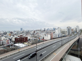 【展望】 | 眼前に広がる空の雄大さと、このお部屋の自慢の一つである「眺望」をご覧ください。毎日、この景色を独り占めできる新生活に夢が広がります。～即日のご見学可能～　お問合せはお気軽にどうぞ。

