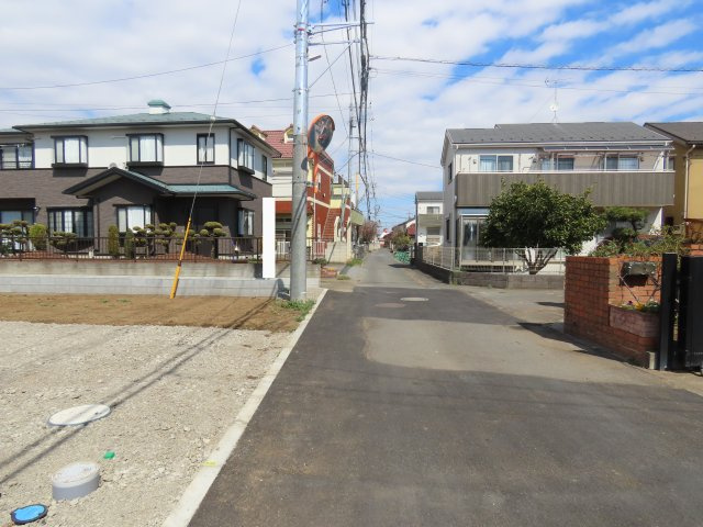 坂戸市仲町新築戸建の前面道路含む現地写真