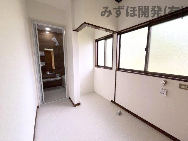 東根市白水2丁目3-17の浴室|リフォーム済み。脱衣スペースを広く取ってあります。
