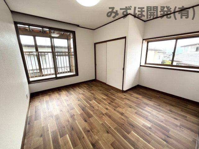 東根市白水2丁目3-17の洋室|２階洋室です。ベランダもあります。

