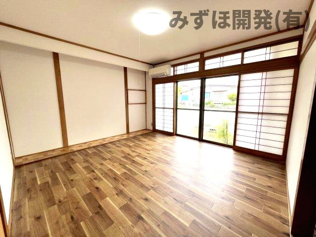 東根市白水2丁目3-17の洋室|1階玄関右手の洋室です。