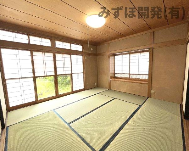 東根市白水2丁目3-17の和室|一階和室です。庭も眺められる空間です。