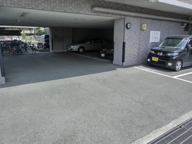 メディオグリシーナＦの駐車場