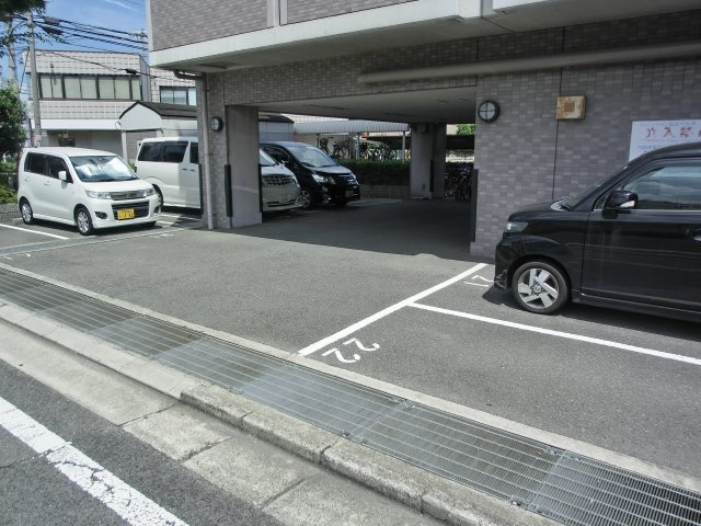 メディオグリシーナＦの駐車場
