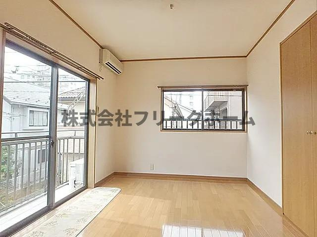 武蔵野市中町２丁目のアパートの居間・リビング