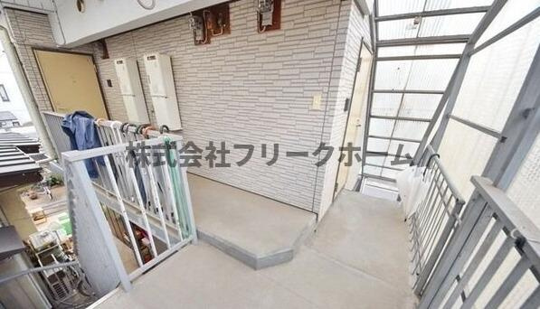 武蔵野市中町２丁目のアパートのエントランス