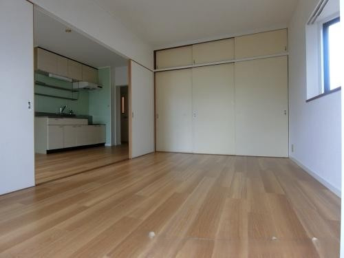ロイヤルハイツ泉の洋室|角部屋☆和室を洋室へ変更済。リラックス効果で温かみと柔らかさを兼ね備えたフローリングです♪