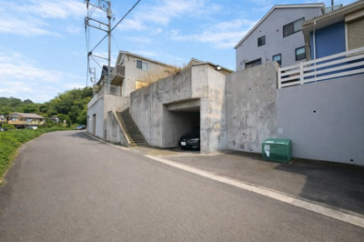 【前面道路含む現地写真】 | ◆横浜市保土ヶ谷区峰沢町売地◆ | ◆前面道路も幅員があり車の運転も安心！前面道路は閑静な住宅地。車通りの少ない道路です。お子様にも安心です。

