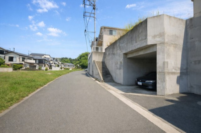 【外観】 | ◆横浜市保土ヶ谷区峰沢町売地◆ | ◆堂々たる趣ながら、主張し過ぎずどこか余裕を感じさせるシャープなフォルムで佇む邸宅は、晴天の空と照らし合わせる事で、本来あるべき完成形の姿を見せてくれます。
